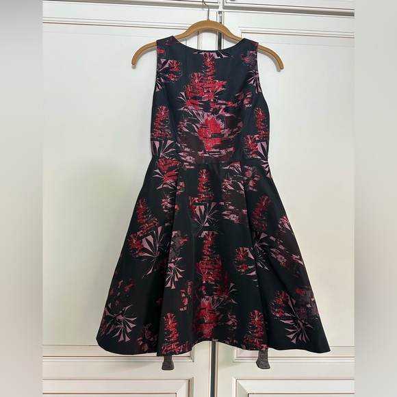 Alice + Olivia Jorah Box Pleat Dress in Black & Multi Floral (D7) - Picture 7 of 9